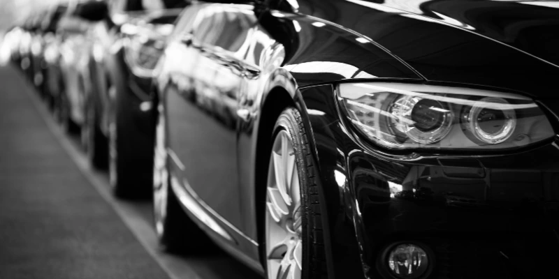 Carros brancos e pretos: por que eles precisam ainda mais de proteção contra riscos e manchas