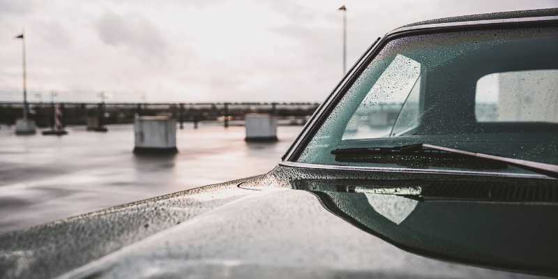Choveu, sujou, manchou: por que lavar e proteger o carro no verão evita marcas permanentes