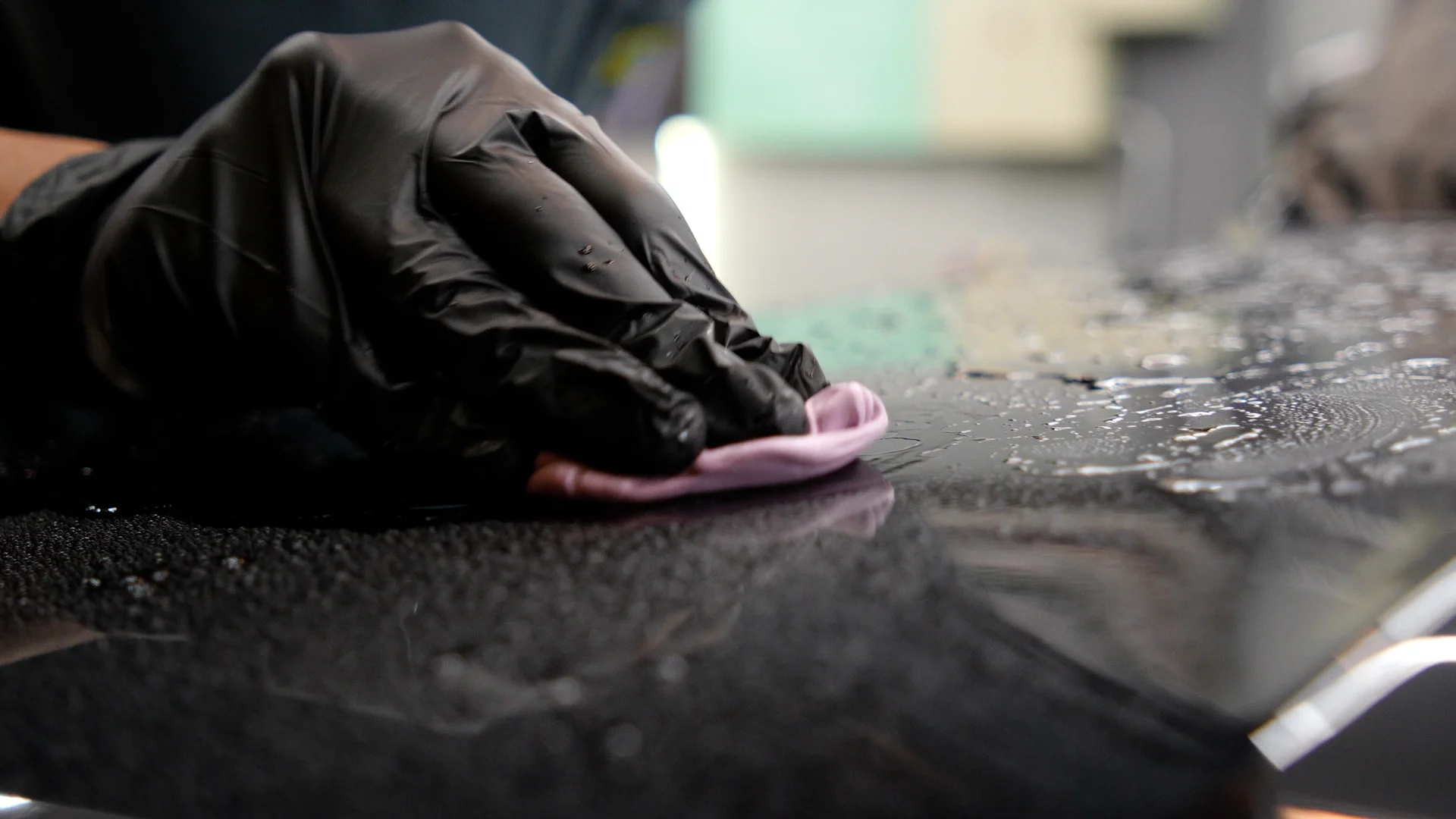 Chuva ácida na pintura do carro: gotas de chuva sobre superfície protegida e brilhante