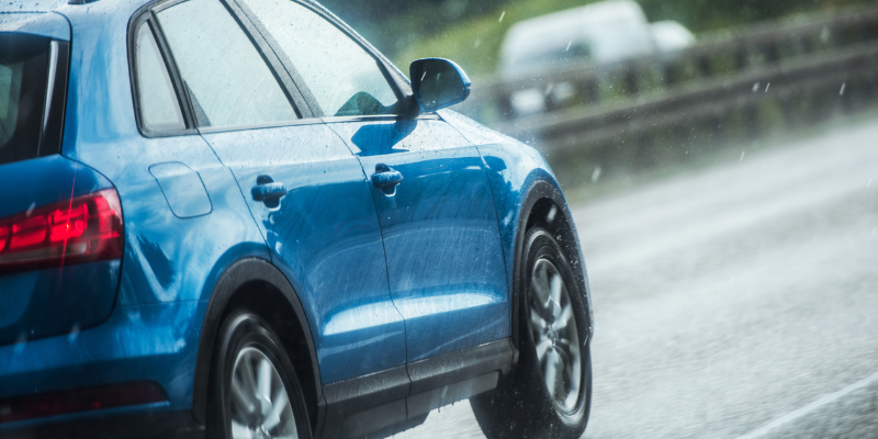 Chuva de verão não perdoa: como a umidade acelera os danos no seu carro