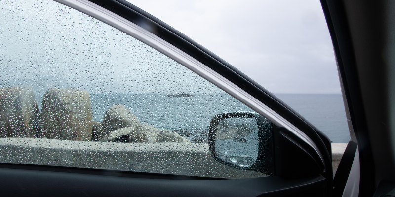 Como a descontaminação torna dirigir na chuva mais seguro