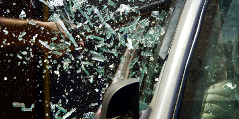 Como a película antivandalismo reduz os riscos de ferimentos por estilhaços em colisões