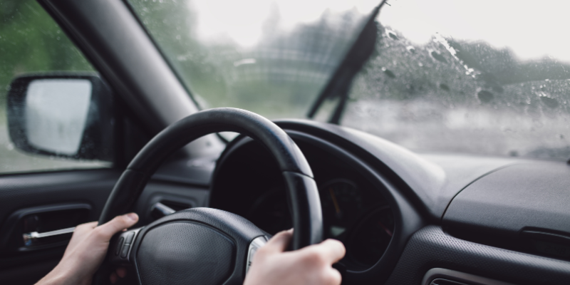 Dirigir na chuva não precisa ser tenso: como melhorar a visibilidade do para-brisa no verão