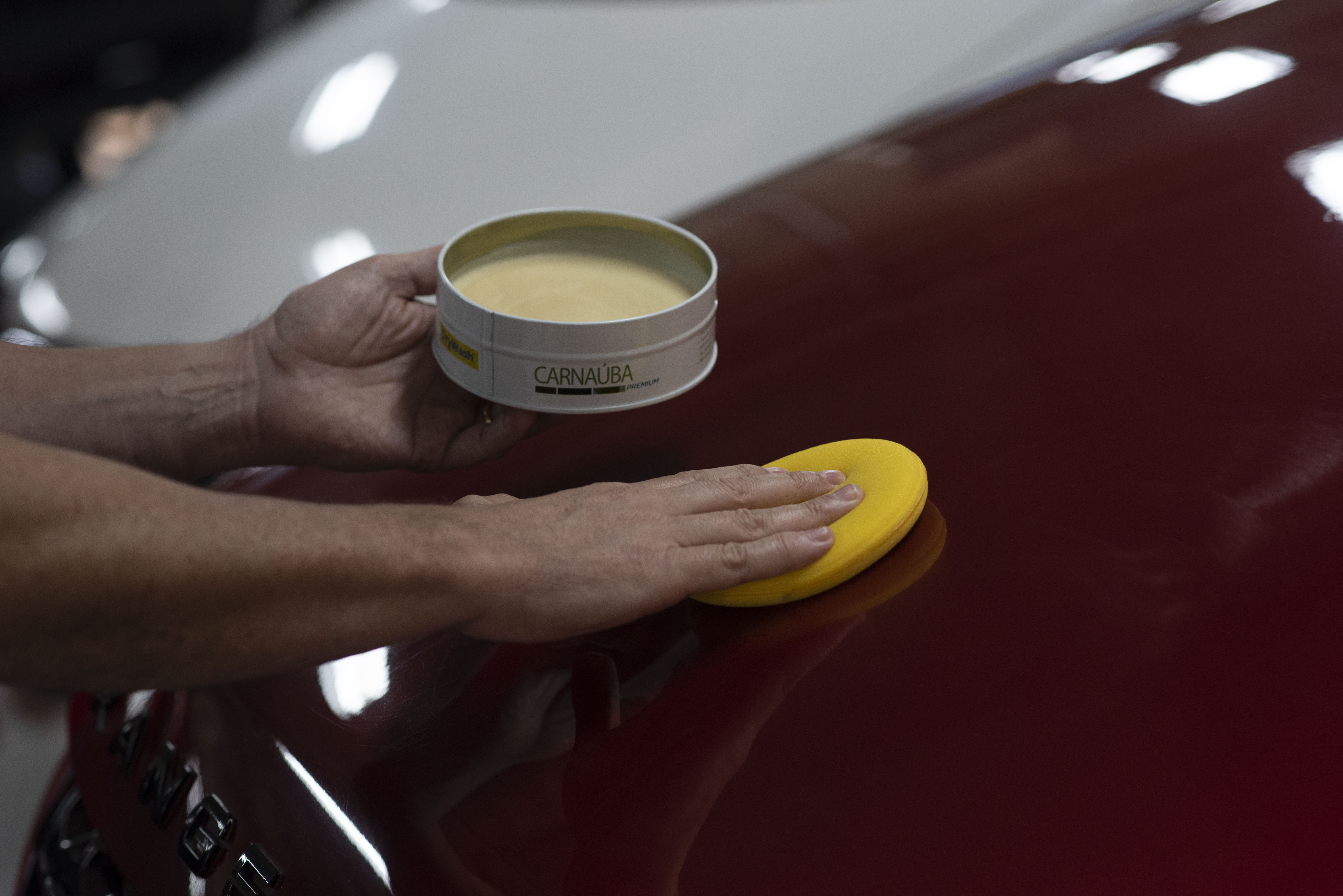 Enceramento Automotivo: Uma Barreira de Proteção e Brilho para o seu Veículo