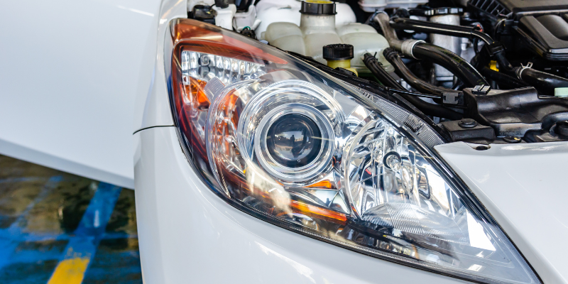 Faróis amarelados? Saiba como recuperar o brilho