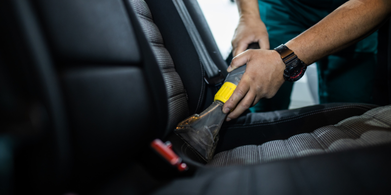 Higienização automotiva pós-viagem: o que fica escondido no seu carro depois das férias