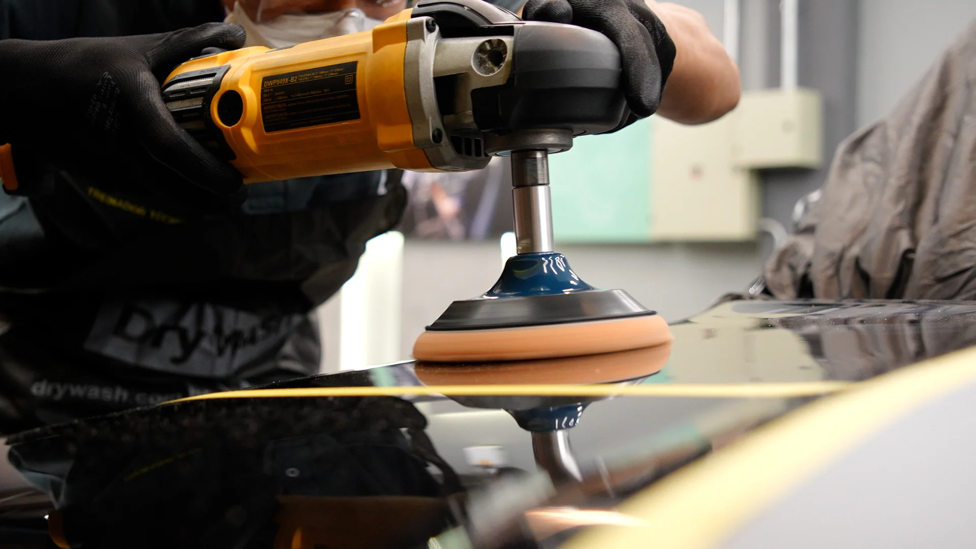 Índice UV e proteção da pintura do carro no verão: cera e vitrificação com brilho intenso ao sol