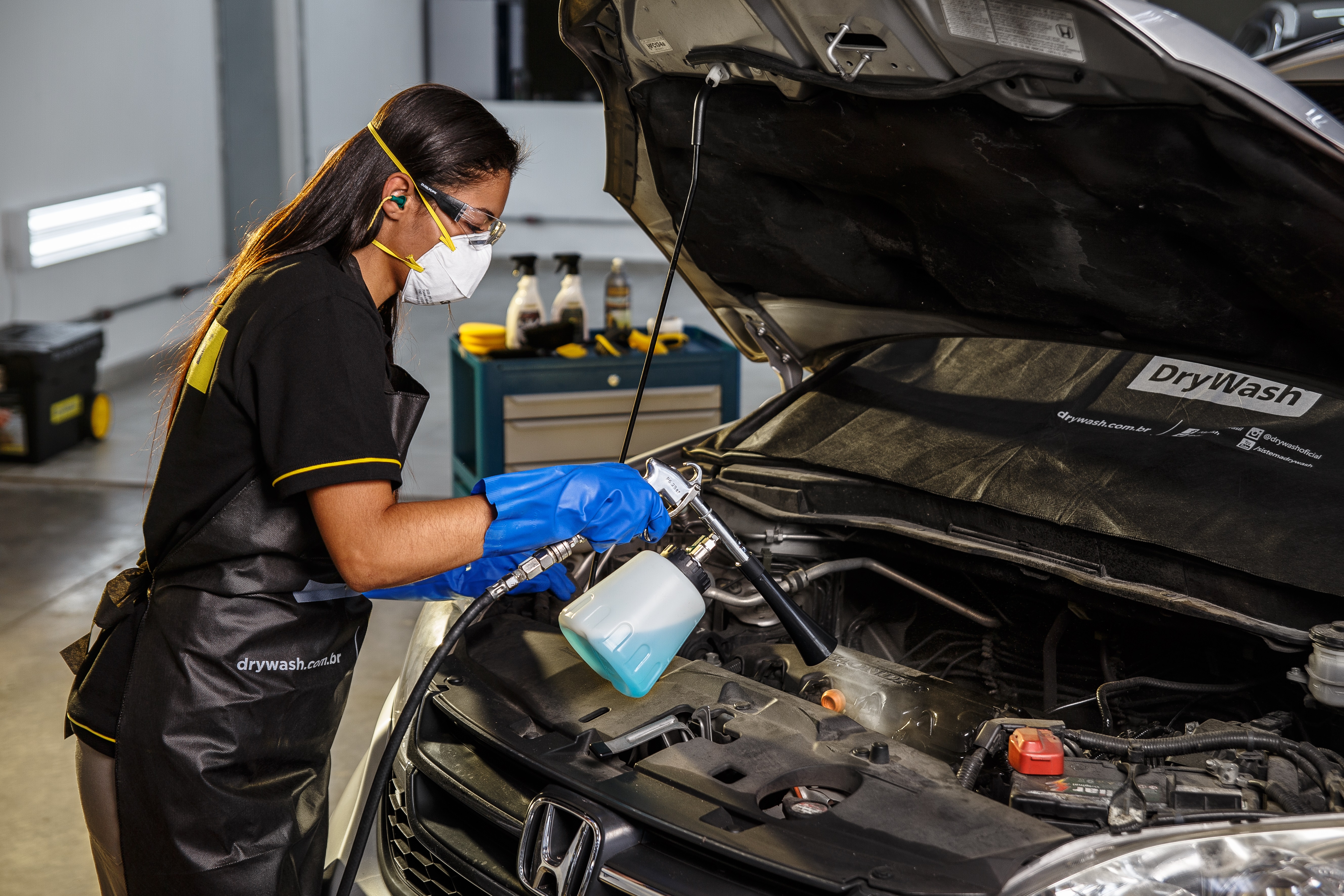 Motor Limpo, Carro em Ótima Forma: Descubra a Importância da Limpeza de Motor com a DryWash