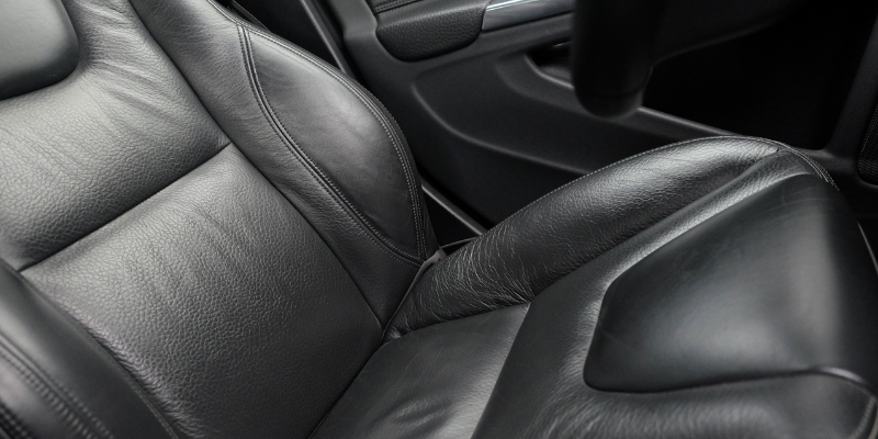 O que realmente causa rachaduras nos bancos de couro e como evitar o desgaste precoce