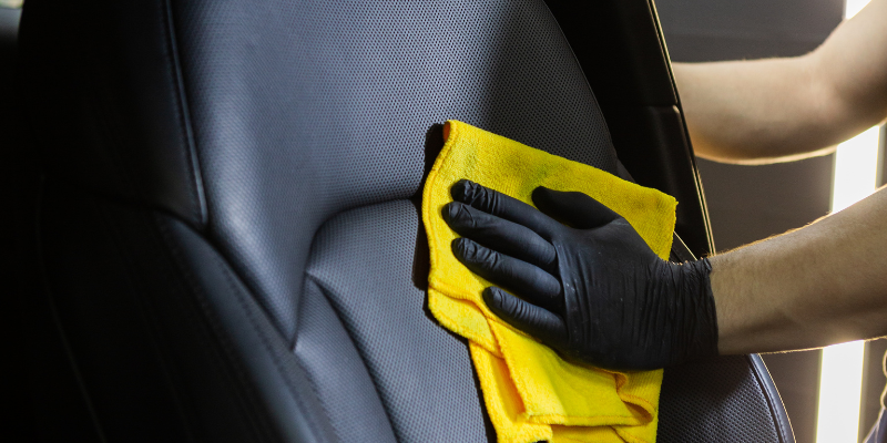 Passo a passo da lavagem a seco: descubra como seu carro fica limpo e brilhando sem uma gota d’água