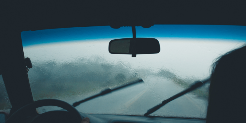 Por que a vitrificação no vidro faz diferença na segurança ao dirigir na chuva