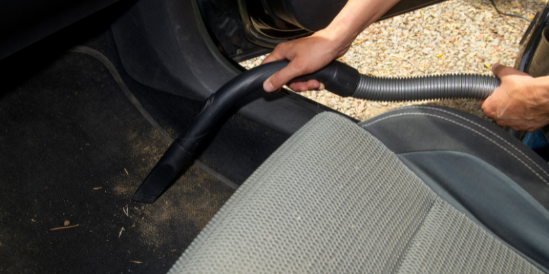 Pós-férias e pleno verão: por que fevereiro ainda é crítico para a higienização do carro