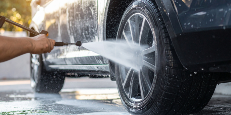 Rodas limpas e livres de resíduos: porque descontaminar é tão importante quanto lavar o carro